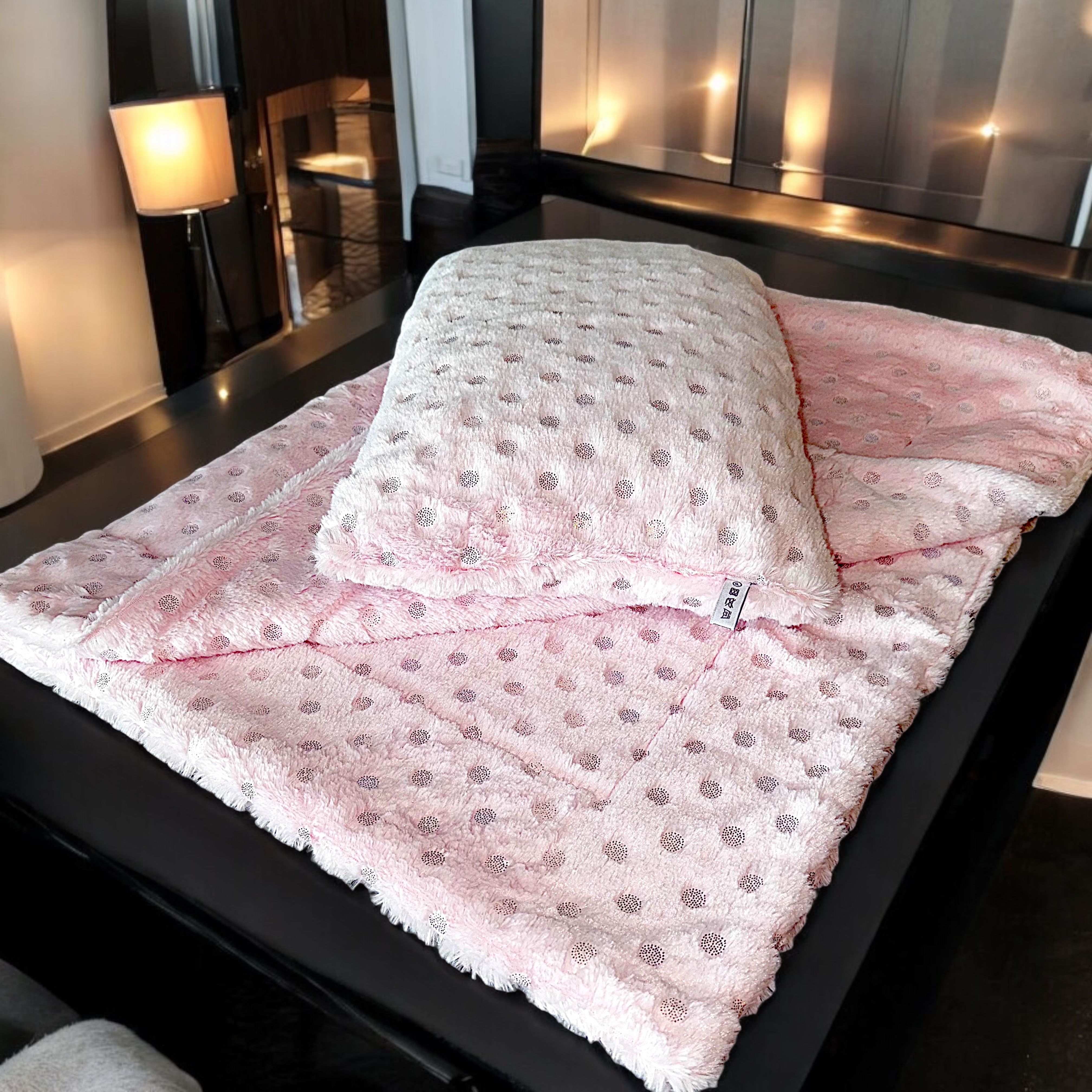 Dečiji Plišani Komplet – Jastuk i Prekrivač u Roze Boji sa Srebrnim Tačkicama (40x60 & 80x120 cm)